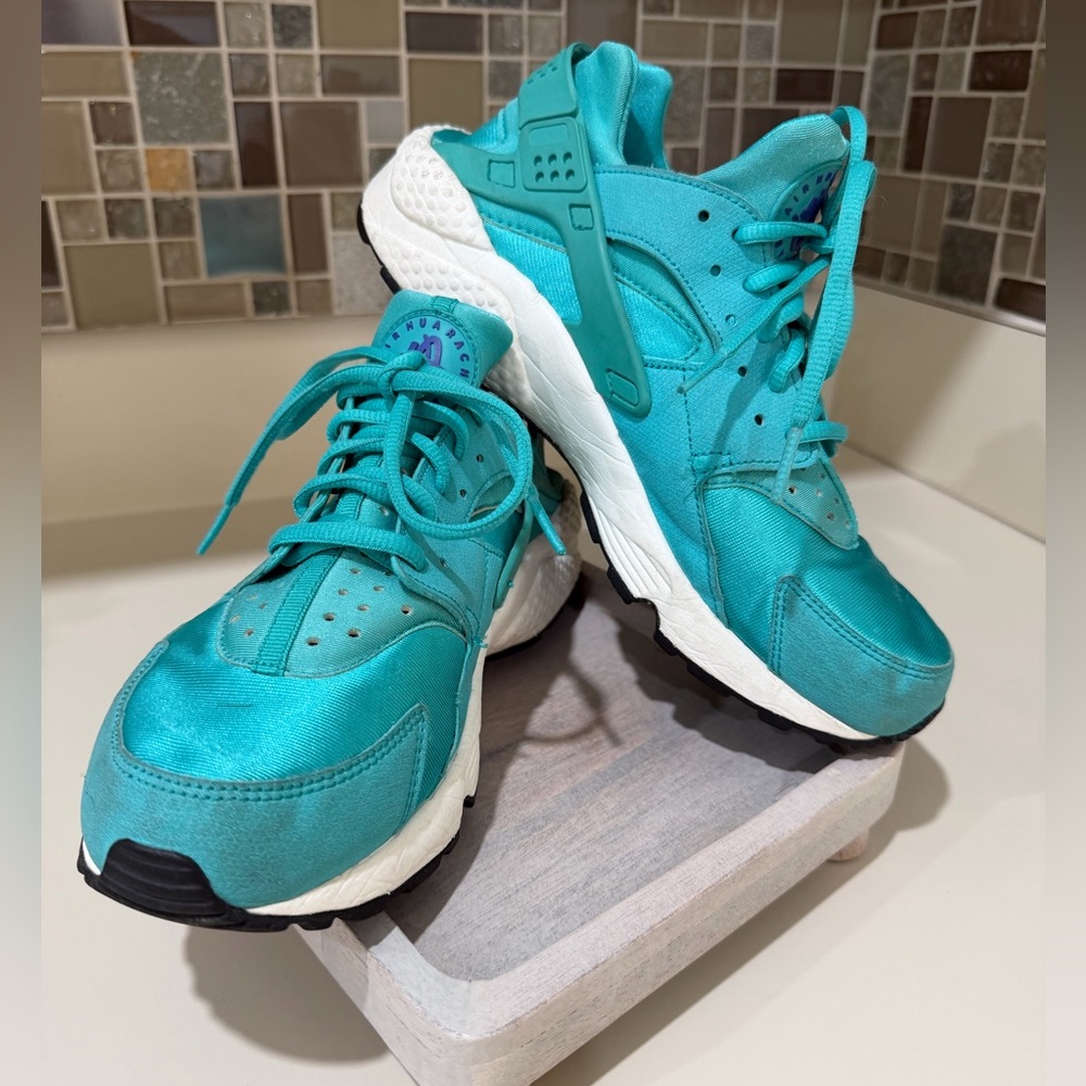 Nike Air Huarache Size 9 Teal/Turquoise Sneakers Lightweight  & Iconic Style